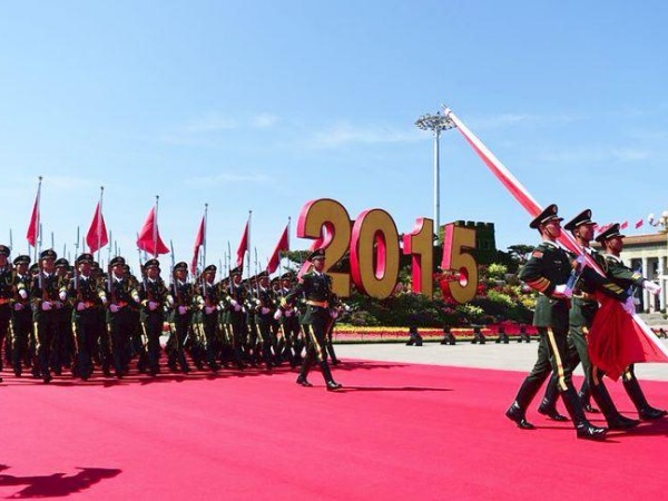 Beacon Machine ve el desfile militar del 80 aniversario
